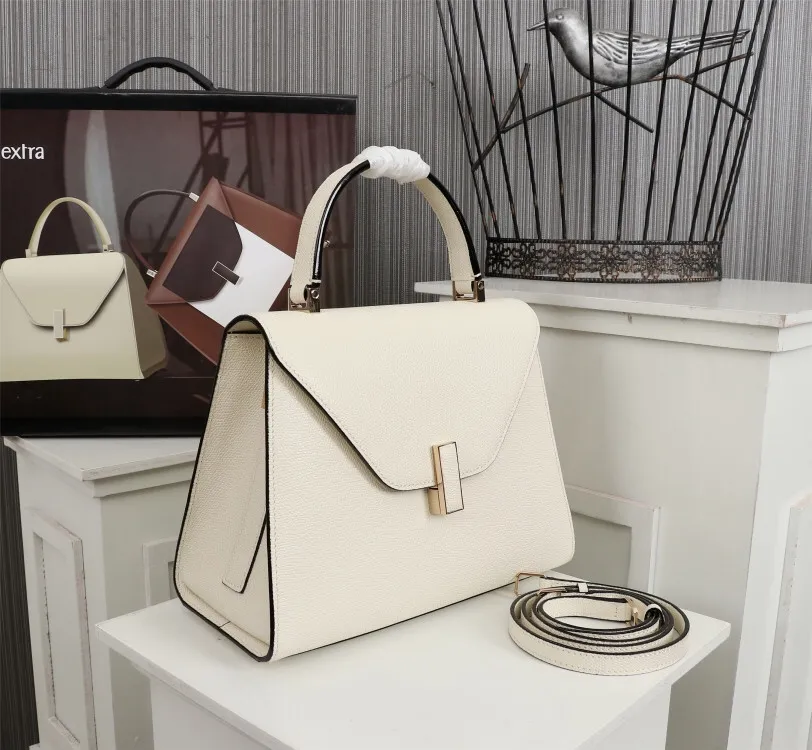 In stock 👉Original medium size off-white, 👉Valextra Valextra Iside, known as Italian Hermès, is one of the most representative designs of Valextra. There is no obvious logo, but the simple collective line design is very recognizable, full of architectural art, and shows a capable and intellectual style. It is made of imported palm-print lining cowhide, with up to five stitches of handwork, and the shiny oil edges test the skill of the craftsman. Medium size: 26cm【6627#】